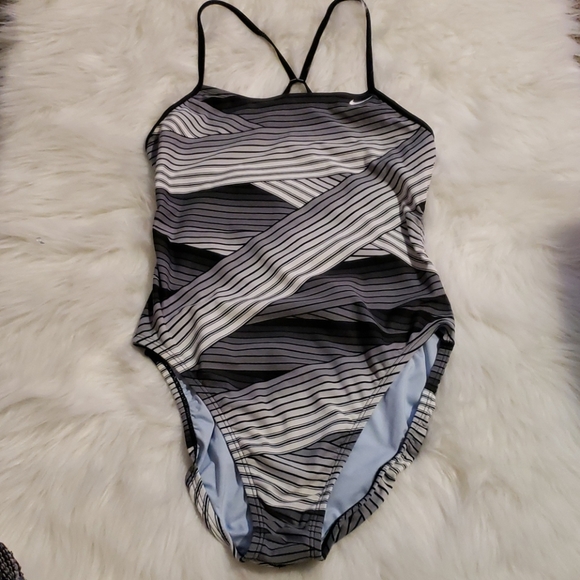 Nike Black & White One-Piece Swimsuit Size 14 - Picture 6 of 8
